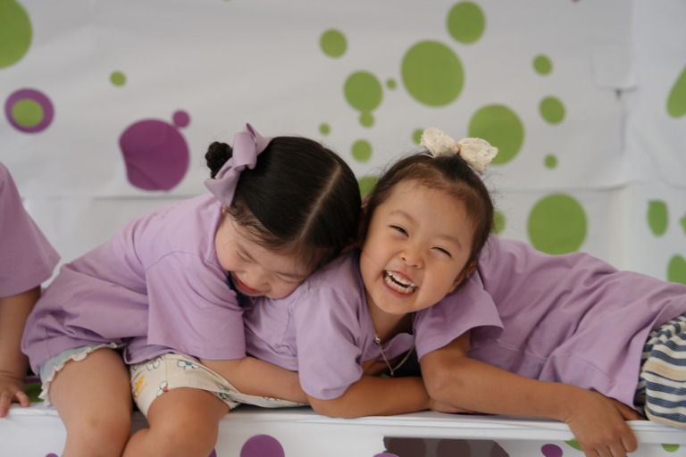 about-us-children-smile-tre-cuoi-sky