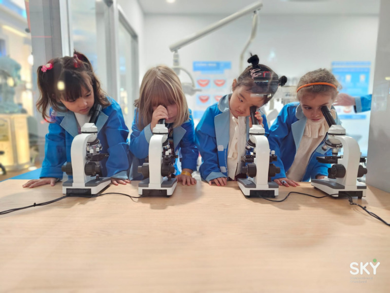 child-learn-science-sky-tre-hoc-khoa-hoc