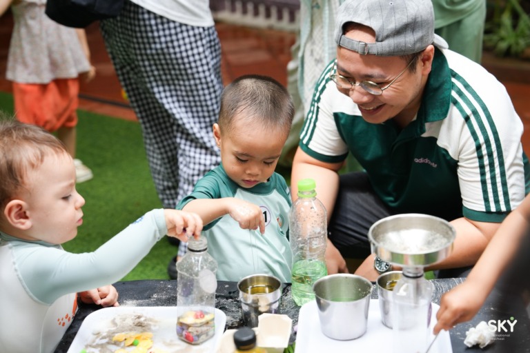 Người lớn như “Não trước” của trẻ – Kéo con ra khỏi cơn bão cảm xúc một cách nhẹ nhàng